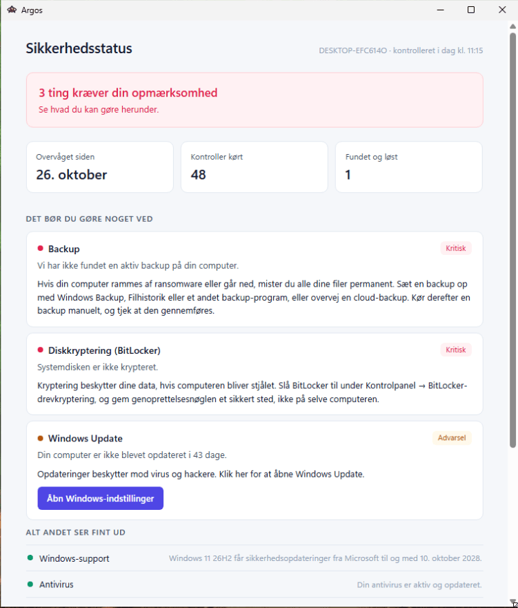 Argos-programmet på en computer: Sikkerhedsstatus med beskeden "3 ting kræver din opmærksomhed", overvåget siden 26. oktober og 48 kontroller kørt. Under "Det bør du gøre noget ved" står Backup og Diskkryptering (BitLocker) som kritiske og Windows Update som advarsel med en knap til at åbne Windows-indstillinger. Nederst står, hvad der ser fint ud.