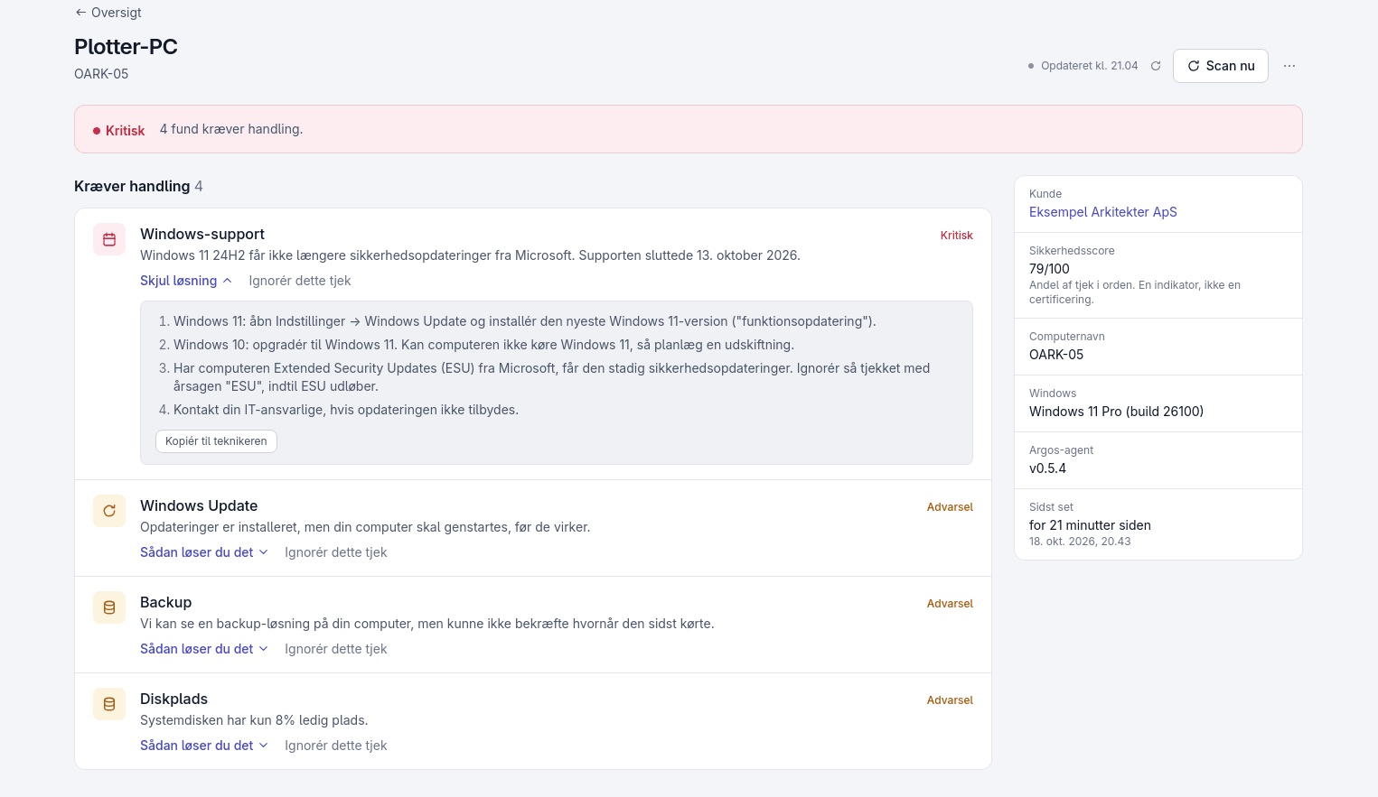 Detaljesiden for Plotter-PC, der er kritisk med 4 fund. Windows-support er kritisk, fordi Windows 11 24H2 ikke længere får sikkerhedsopdateringer, og løsningen er foldet ud med fire trin, bl.a. at installere den nyeste Windows 11-version, og en knap til at kopiere trinene til en tekniker. Windows Update, Backup og Diskplads har advarsler. Til højre kunden, sikkerhedsscore 79 ud af 100, Windows-version og agentversion.